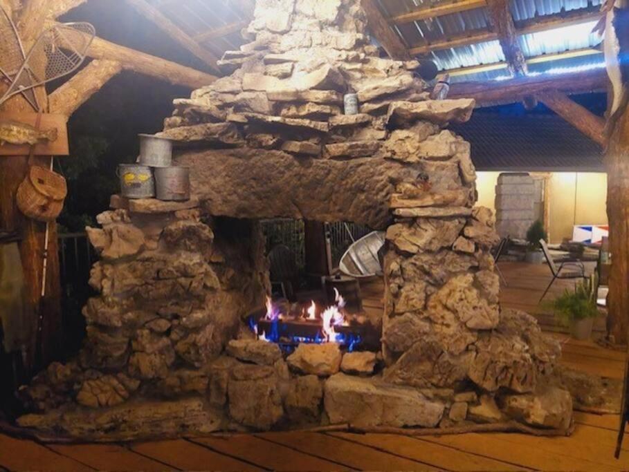 Stonegate Lodge King Bed, Wifi, 50In Roku Tv, Salt Water Pool Room #108 Юрека Спрингс Екстериор снимка
