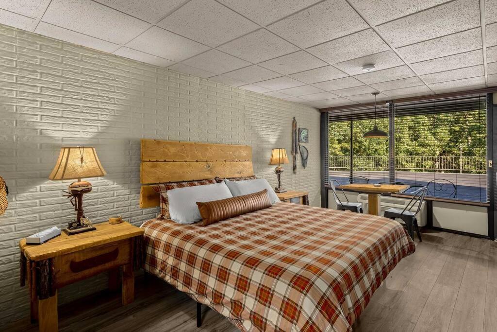 Stonegate Lodge King Bed, Wifi, 50In Roku Tv, Salt Water Pool Room #108 Юрека Спрингс Екстериор снимка