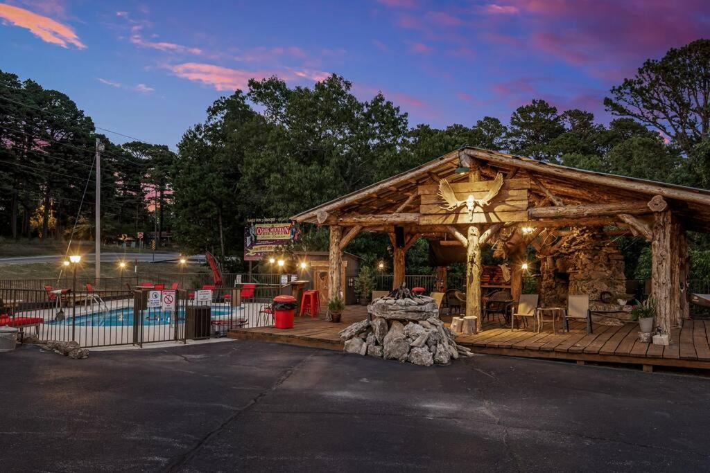 Stonegate Lodge King Bed, Wifi, 50In Roku Tv, Salt Water Pool Room #108 Юрека Спрингс Екстериор снимка