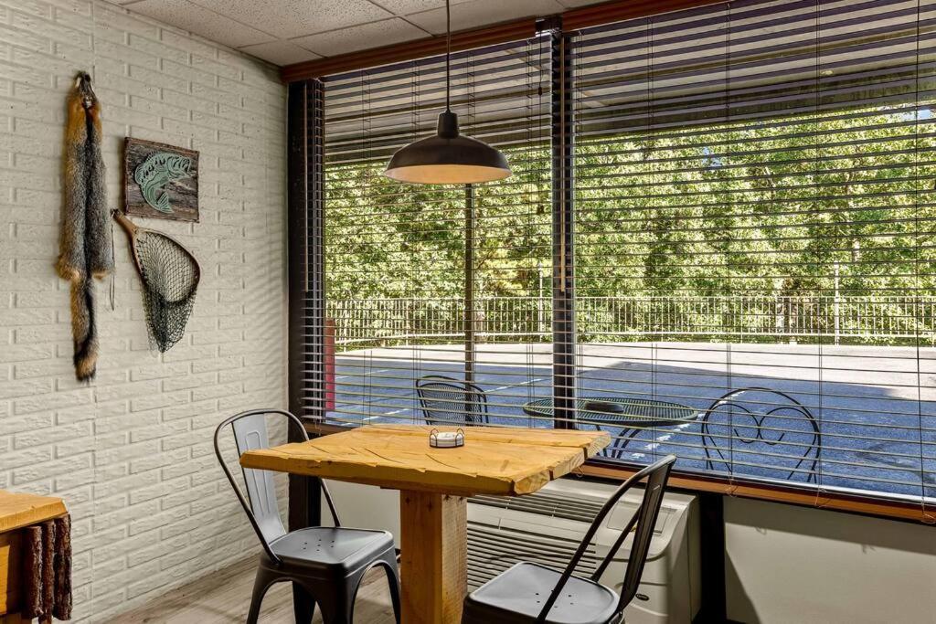 Stonegate Lodge King Bed, Wifi, 50In Roku Tv, Salt Water Pool Room #108 Юрека Спрингс Екстериор снимка